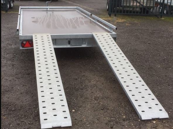 Remorque multi fonction&nbsp; Plateau Porte Voiture 2 essieux 4,00 x 2,00 m-Poids à vide de 526 kg PTAC 2700 kg&nbsp;